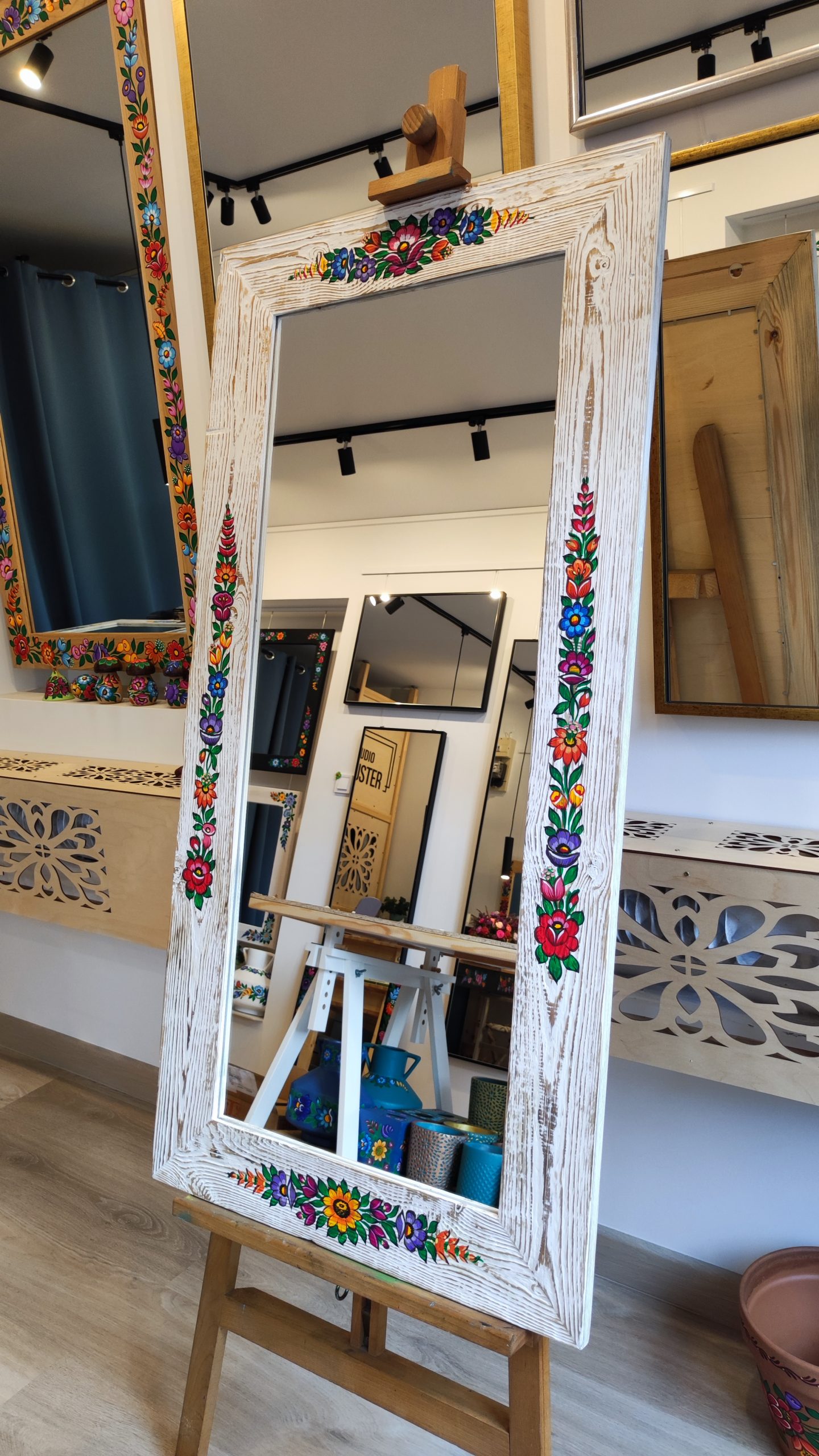 Lustro w ramie z recyklingu