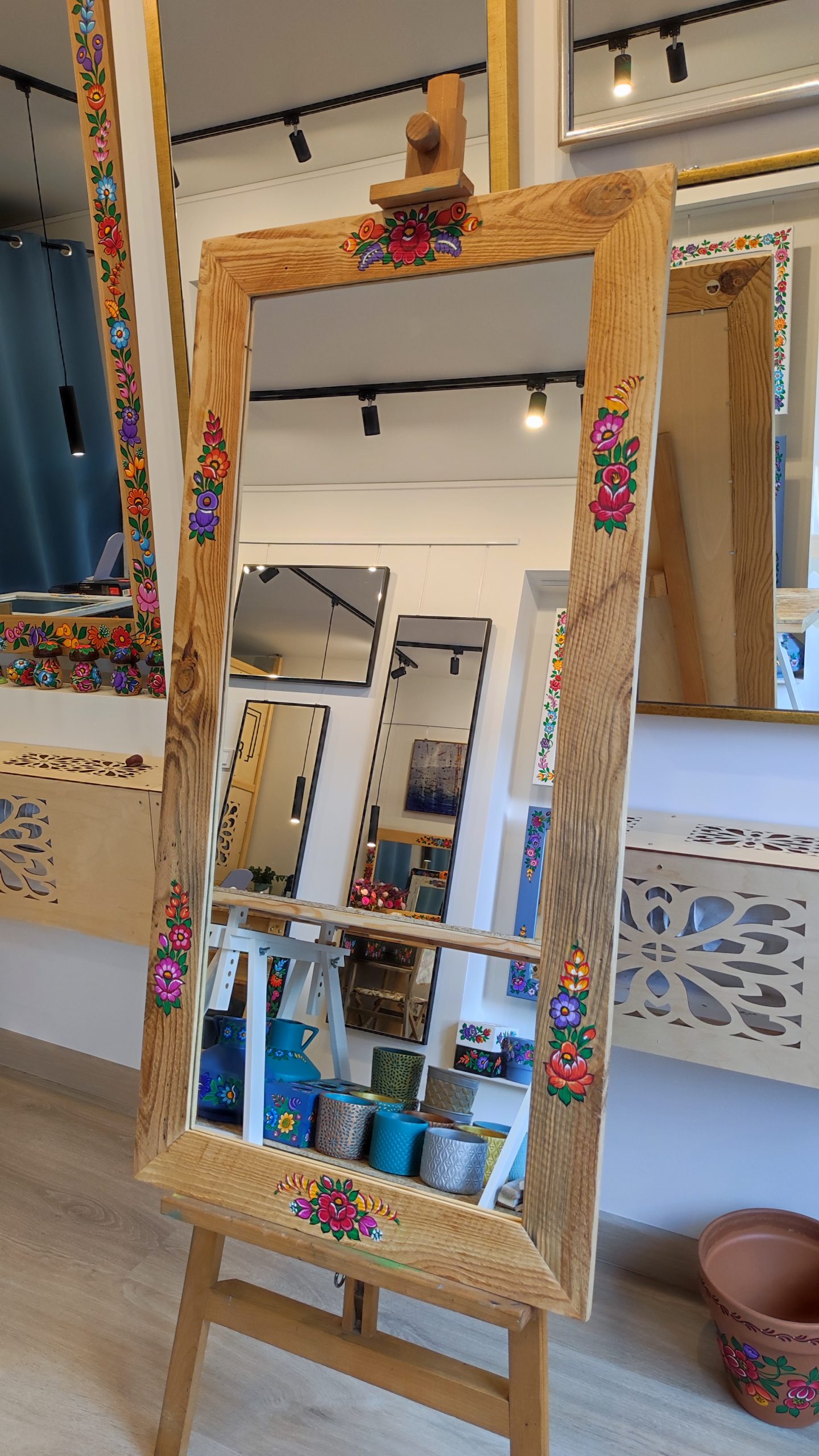 Lustro w ramie z recyklingu