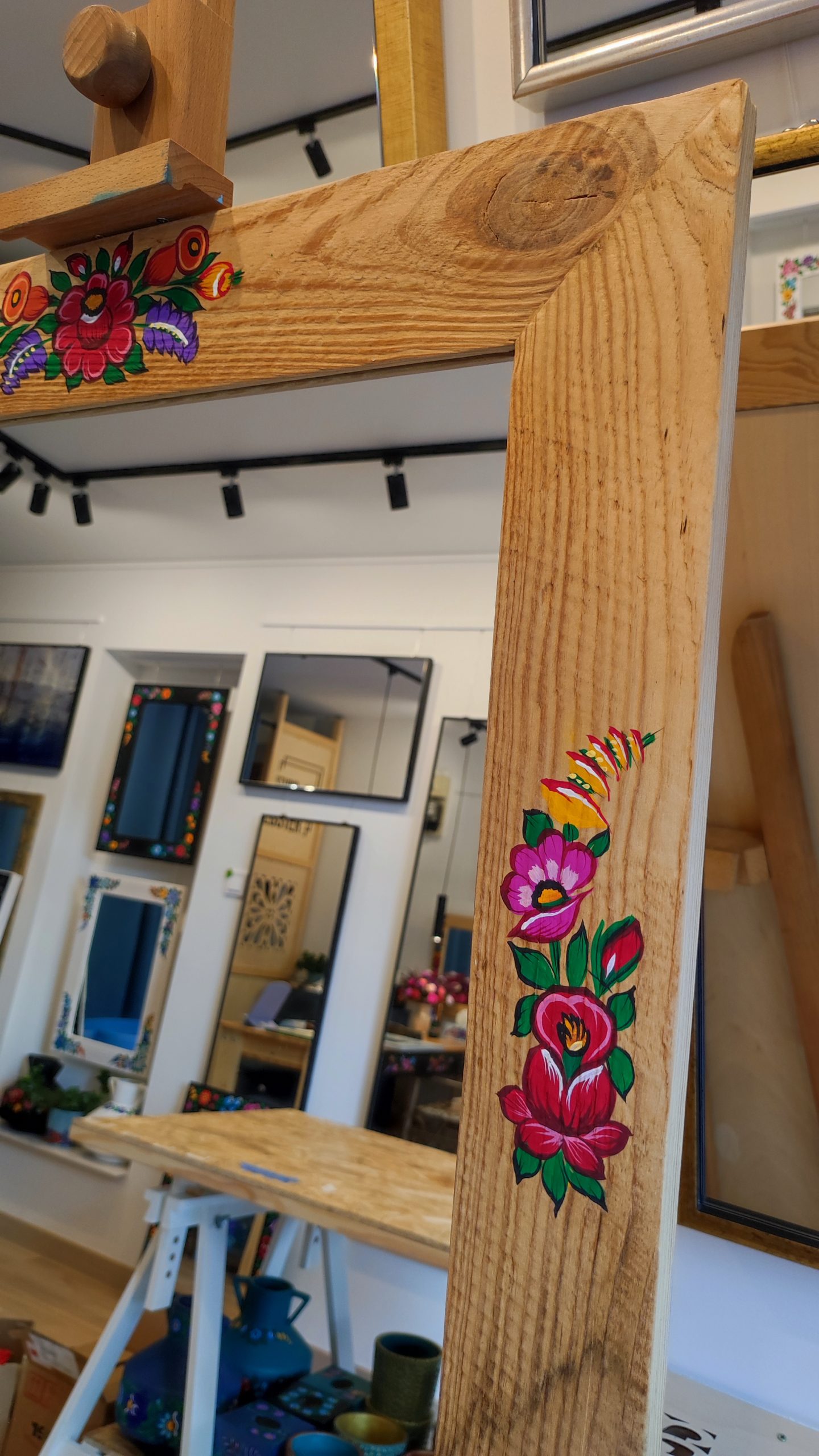 Lustro w ramie z recyklingu